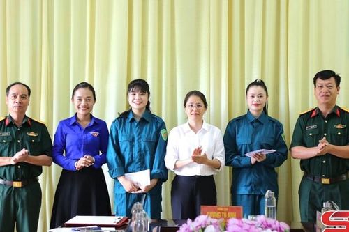 Sốp Cộp giao nhiệm vụ cho 2 nữ dân quân tham gia diễu binh, diễu hành