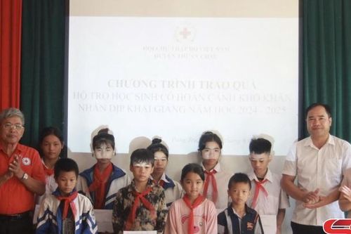 Trao 20 suất quà cho học sinh có hoàn cảnh khó khăn
