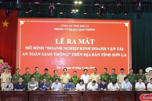 Lễ ra mắt mô hình 'Doanh nghiệp kinh doanh vận tải an toàn giao thông'