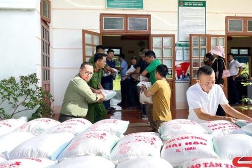 Công an tỉnh hỗ trợ nhân dân vùng ngập lụt tại xã Tông Cọ