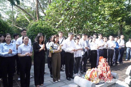 Đoàn công tác Bộ Ngoại giao về nguồn tại Sơn Dương