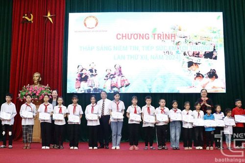 Võ Nhai: Trao 158 suất học bổng cho học sinh có hoàn cảnh khó khăn
