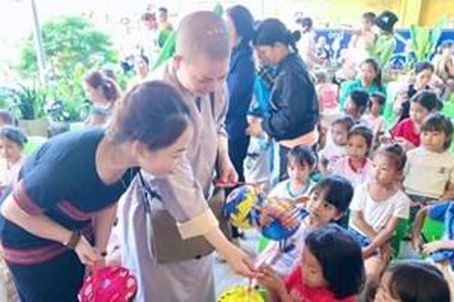 A Lưới tiếp sức cho học sinh nghèo đến trường