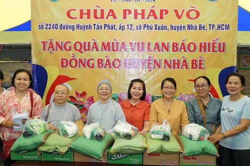 Chùa Pháp Võ (H.Nhà Bè) tặng 500 phần quà đến người có hoàn cảnh khó khăn tại địa phương