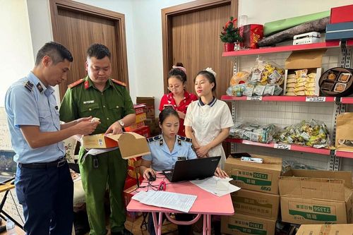 Quảng Ninh: Xử phạt một chủ cửa hàng bán bánh trung thu nhập lậu trên mạng xã hội