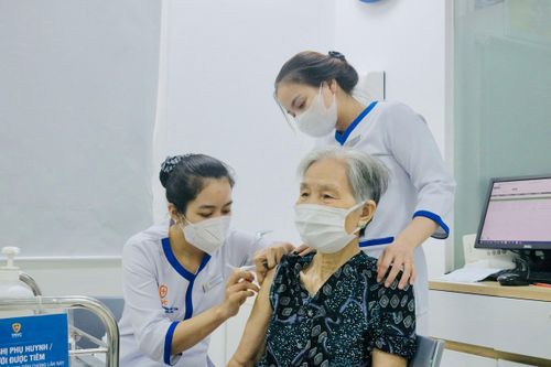 Người cao tuổi được tiêm vắc xin mới phòng 23 chủng phế cầu tại Việt Nam
