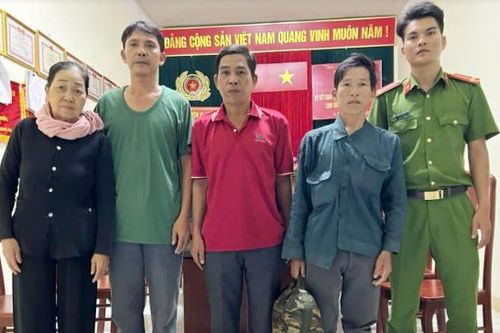 Công an xã biên giới giúp người đàn ông đi lạc hơn 300km về với gia đình