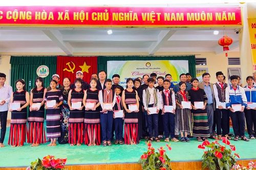 Hội Khuyến học tỉnh Lâm Đồng và nhà tài trợ trao học bổng vào năm học mới