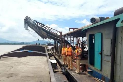 Phát hiện nhiều phương tiện hút cát trái phép trên sông Đà