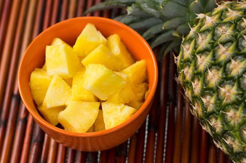 Ngâm dứa với nước muối trước khi ăn có tác dụng gì?