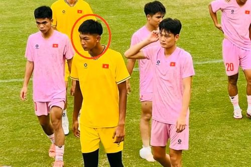 Thủ môn Việt Kiều cao 1m96 tập huấn cùng U20 Việt Nam