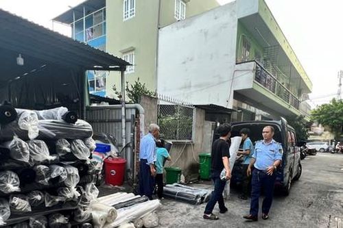Thành phố Hồ Chí Minh: Bắt giữ kho vải thu mua trôi nổi trên thị trường