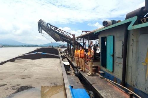 Lực lượng CSGT bắt nhiều tàu hút cát 'trộm' trên sông Đà