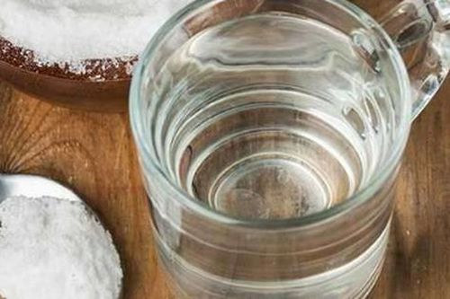 Uống nước muối vào buổi sáng có lợi ích gì?