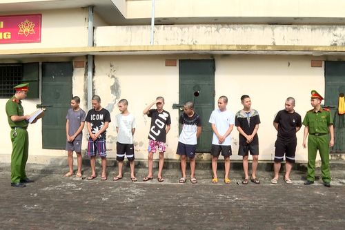 Hai nhóm 'trẻ trâu' ẩu đả bằng dao phóng lợn, vỏ chia bia tại Hưng Yên: Khởi tố 35 đối tượng
