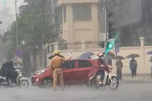 Cảnh sát giao thông Hà Nội dầm mưa điều tiết giao thông an toàn