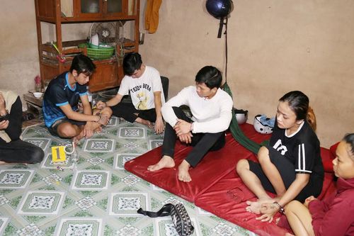 Sóc Trăng: Bắt quả tang 6 con nghiện đang 'phê đá' tại nhà