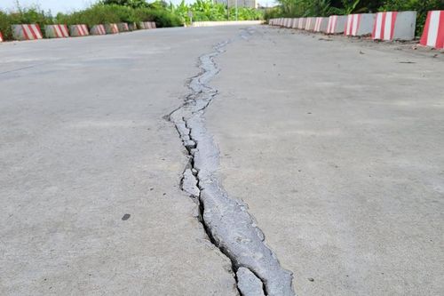 Gần 2km đường đê vừa bàn giao đã xuống cấp