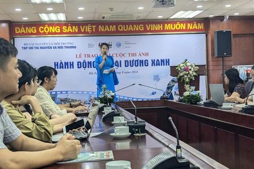 Trao giải Cuộc thi ảnh 'Hành động vì đại dương xanh'.