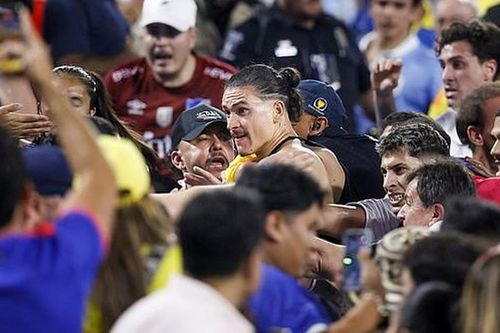 Tiền đạo 100 triệu euro của Liverpool bị cấm 5 trận vì 'giao lưu võ thuật' nhau với CĐV
