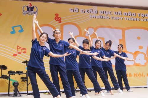 Sôi nổi hoạt động đón chào học sinh mới khối lớp 10
