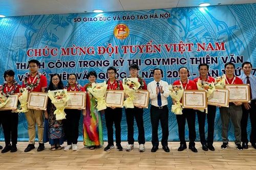 Đón và tặng giấy khen cho đội tuyển Olympic Thiên văn học và Vật lý thiên văn quốc tế