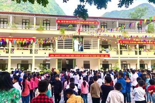 Trao tặng đồ dùng học tập cho học sinh vùng cao khó khăn