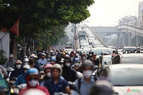 Tránh điểm nóng ùn tắc, nhiều người đi xe máy lên Vành đai 2 trên cao