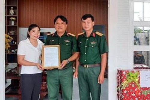 Ban CHQS thị xã Kiến Tường tặng nhà Đại đoàn kết cho quân nhân có hoàn cảnh khó khăn