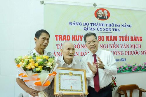 Trao Huy hiệu 80 năm tuổi Đảng cho đảng viên Nguyễn Văn Mịch