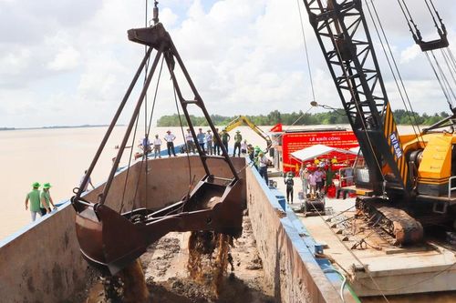Người dân trực tiếp tham gia giám sát khai thác cát