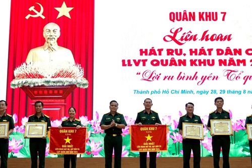 Bế mạc và trao giải Liên hoan hát ru, hát dân ca lực lượng vũ trang Quân khu 7