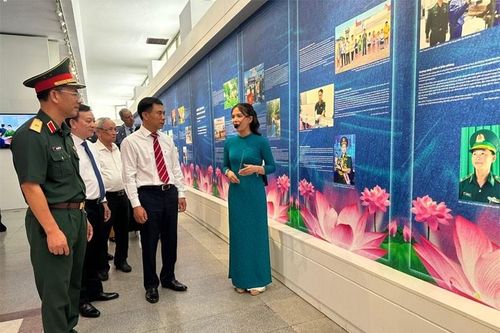 Hơn 200 hình ảnh trong triển lãm 'những tấm gương bình dị mà cao quý'