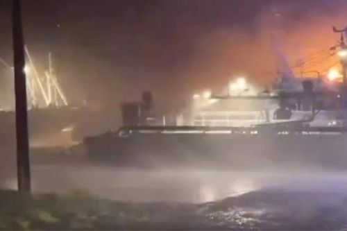 Video bão Shanshan tấn công Nhật Bản, 39 người bị thương