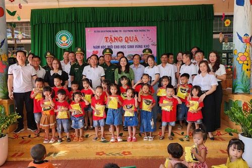 Nhiều phần quà đến với trẻ mầm non vùng biên giới Quảng Trị