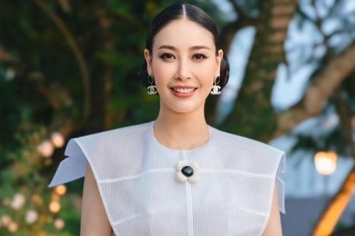 Hoa hậu Hà Kiều Anh hạnh phúc viên mãn, sở hữu sắc vóc gợi cảm ở tuổi 48