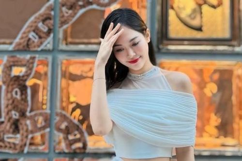 Á hậu Trịnh Thùy Linh chuộng các thiết kế đầm sang chảnh, tôn dáng