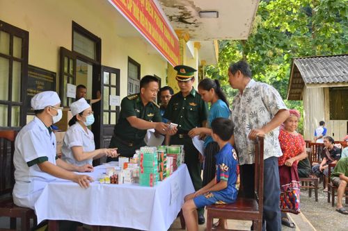 BĐBP Thanh Hóa khám bệnh, tư vấn sức khỏe cho lực lượng bảo vệ biên giới và nhân dân Lào