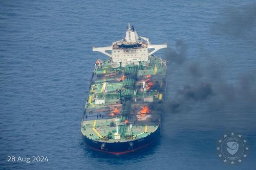 Houthi sẽ cho phép các đội cứu hộ tiếp cận tàu chở dầu bốc cháy ở Biển Đỏ