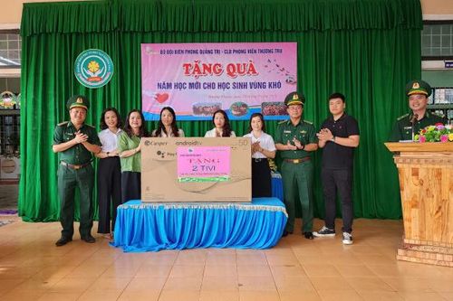 Quảng Trị: CLB Phóng viên thường trú phối hợp với Bộ đội Biên phòng tỉnh trao tặng quà cho học sinh nghèo