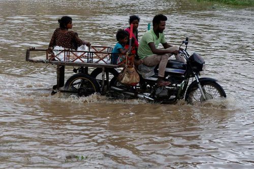 Hàng nghìn người sơ tán tránh bão ở Ấn Độ và Pakistan