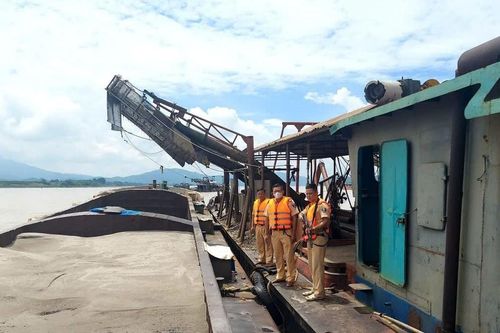 Bắt giữ 4 tàu hút cát trái phép trên sông Đà