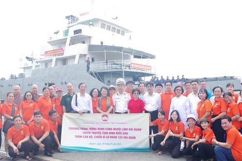 Vùng 2 Hải quân tổ chức chương trình 'Đồng hành cùng người lính Hải quân'