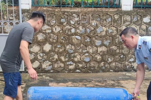 Phát hiện 30 bình khí cười không rõ nguồn gốc xuất xứ