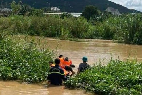 Cứu người đàn ông chới với dưới dòng nước xiết