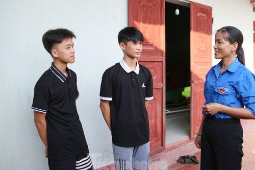 Hai nam sinh dũng cảm cứu người