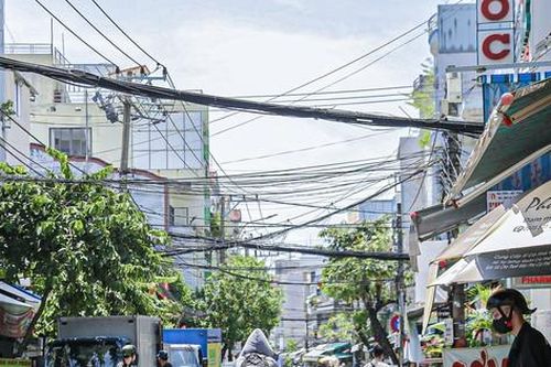 Dây điện, dây cáp viễn thông chằng chịt gây nguy hiểm trên phố Đà Nẵng