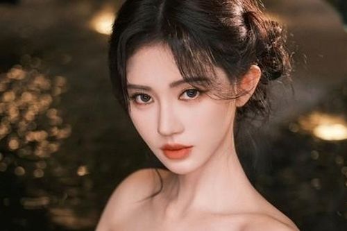 Bốn nghệ sĩ còng lưng nuôi cả công ty
