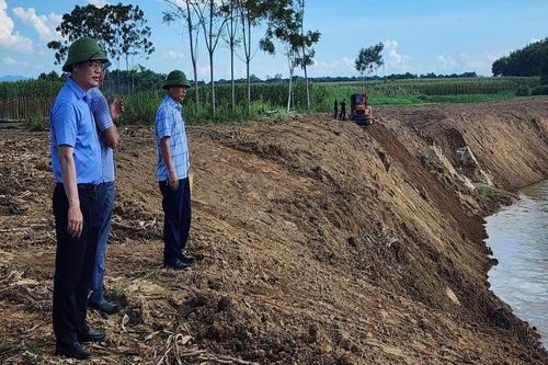 Người dân lo lắng vì sạt lở nghiêm trọng bờ sông Chu
