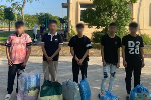Hai nhóm thanh niên mang hung khí đuổi nhau trên đường